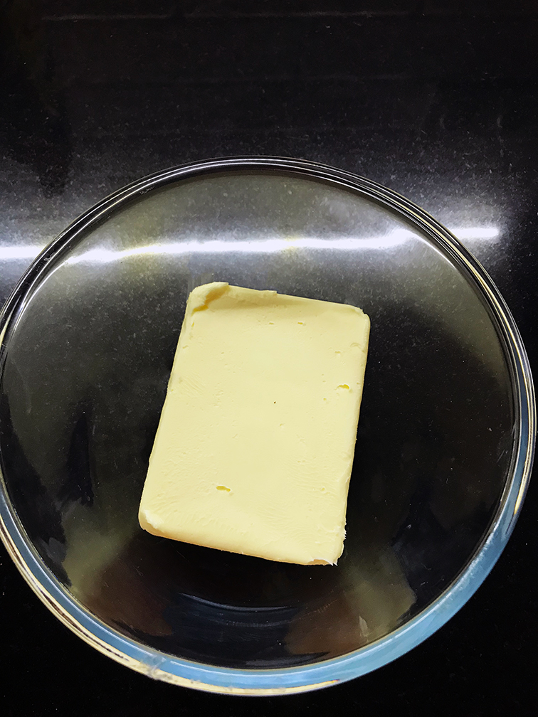 Kostkę masła (200 g) wkładamy do szklanej lub metalowej miski.
